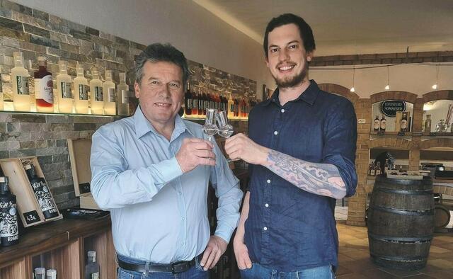 Alois und Dominik Rosner freuen sich über 99 Punkte bei Falstaff.  | Foto: Rosner