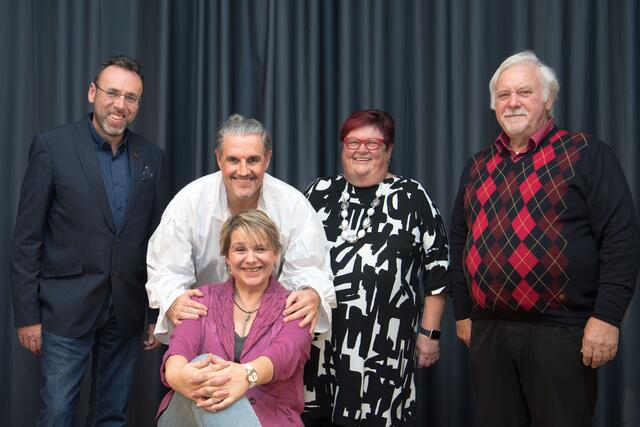 Am Foto: Vzbgm. Christian Gamsler Kulturringobfrau Gerda Volleritsch dahinter Bühnenakteur Mario Kuttnig daneben Sonya Rauter und Horst Bernel. | Foto: Dieter Arbeiter