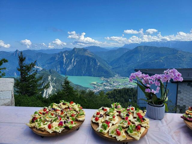 Die Hütte soll mit dem Ausblick auf den See und das Bergpanorama überzeugen. | Foto: Peitli/Dengg