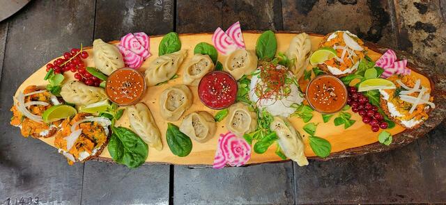 Auf der Hütte werden auch vegane, nepalesische Speisen angeboten. | Foto: Peitli/Dengg