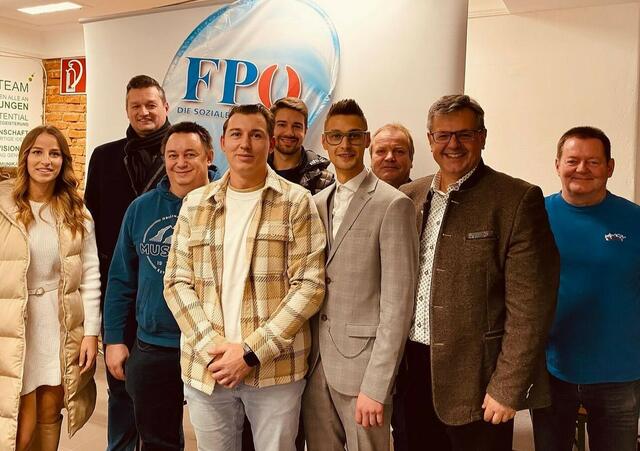 Der neugewählte Ortsparteiobmann der FPÖ Sierning GR Jürgen Heumayr (1. Reihe, 3.v.l.) im Kreise des neuen Ortsparteivorstandes mit FPÖ-OÖ Landesparteisekretär LAbg. Michael Gruber (2. Reihe 1. v.l.) und FPÖ-Bezirksparteiobmann Steyr-Land NAbg. Gerhard Deimek (1. Reihe 2.v.r.) | Foto: FPÖ Sierning
