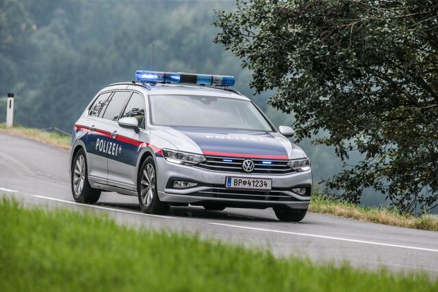 Laut Polizei kam der 30-Jährige aufgrund von Sekundenschlaf zunächst zu weit nach links und prallte anschließend rechts in die Leitschiene.  | Foto: FOTOKERSCHI.AT/Hannes Draxler