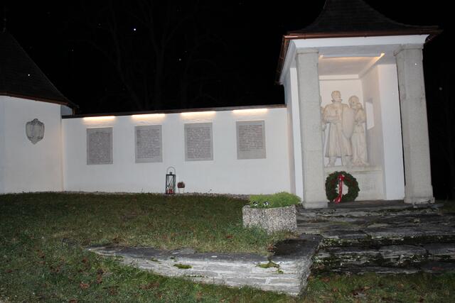 Die Gedenkstätte beim Denkmal der gefallenen Soldaten beider Weltkriege der Marktgemeinde Mauterndorf bekam eine Erneuerung. | Foto: Kameradschaft Mauterndorf-Tweng/Wind