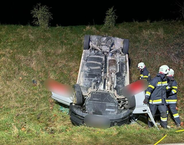 Das Auto blieb auf dem Dach liegen. | Foto: Freiwillige Feuerwehr Pischeldorf
