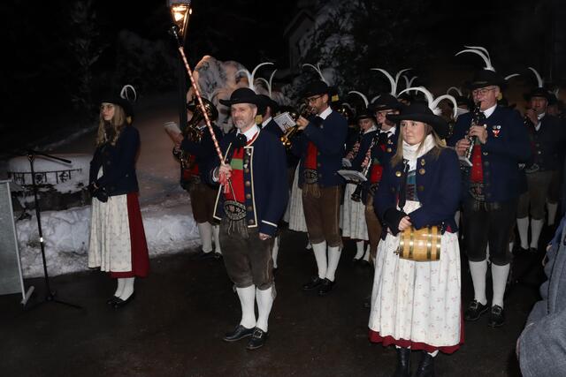 Zu Ehren des Jubilars spielte die MK St. Anton am Arlberg unter der musikalischen Leitung von Günther Öttl auf.  | Foto: Elisabeth Zangerl 