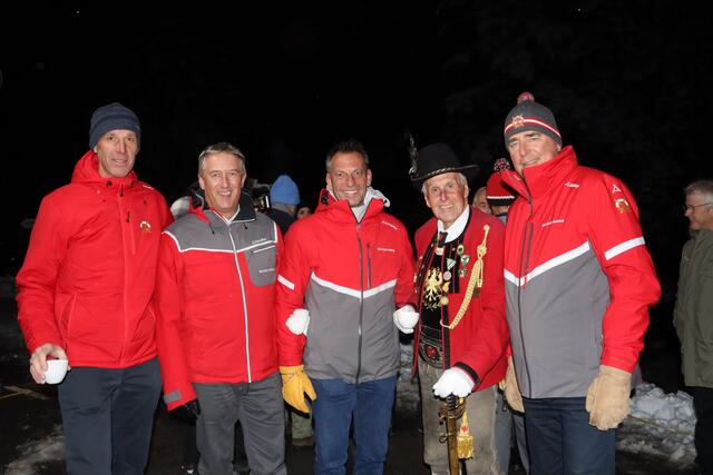 Auch der Skiclub Arlberg war vertreten. Links im Bild ist der neue Generalsekretär Michael Ess, SCA-Vizepräsident Stefan Jochum, SCA-Kassier Gerhard Eichhorn, Schützen-Urgestein Ferdl Nöbl und SCA-Präsident Josef Chodakowsky.  | Foto: Elisabeth Zangerl 