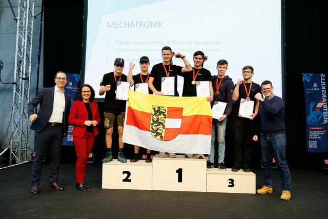Mechatroniker Siegertreppe: Johannes Bauer und Matthias Hollerer (Platz 3), Napetschnig und Dominik Ruhdorfer (Platz 1) und Leon Korak und Noah Scheriau (Platz 2).  | Foto: SkillsAustria/Florian Wieser