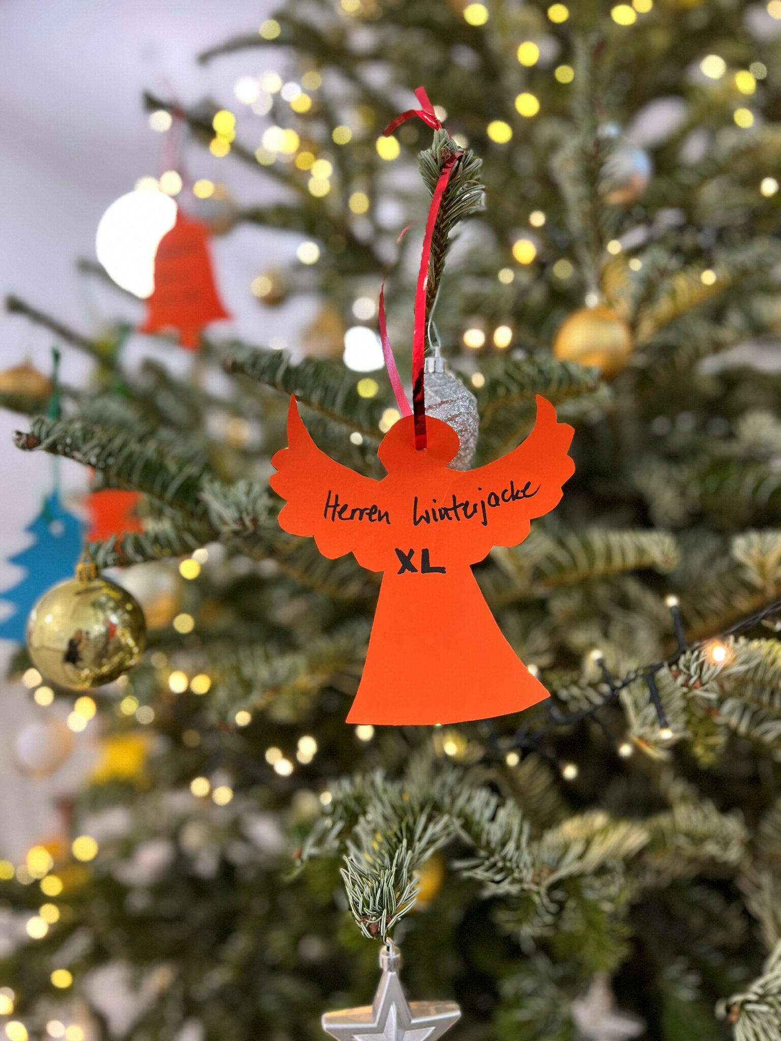 Neubau Ein besonderer Weihnachtsbaum im Amtshaus Neubau