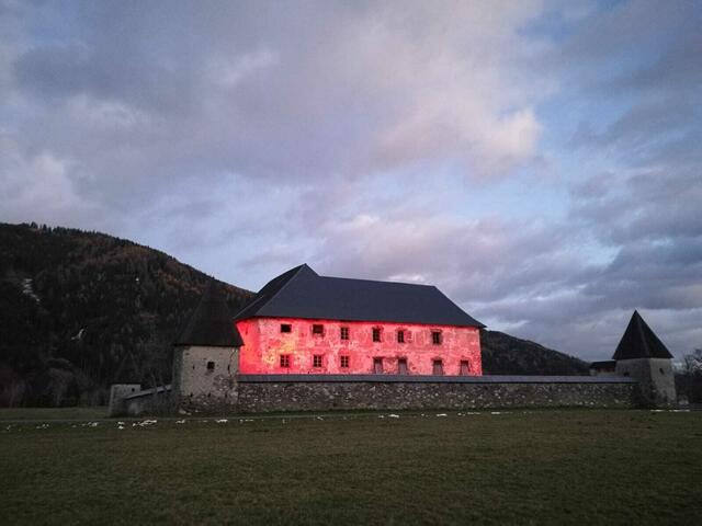 Schloss Hanfelden leuchtet in Orange. | Foto: KK
