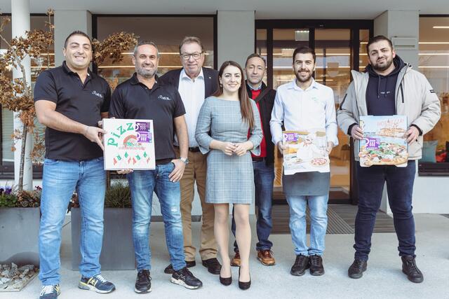 Im Kampf gegen Partnergewalt: Bürgermeister Andreas Stockinger, Ausschussobfrau Julia Breitwieser und die Betreiber der Restaurants Rustica, Azzuro und Pizzeria Restaurant Rathner. | Foto:  Marktgemeinde Thalheim bei Wels/Eva Schedlberger