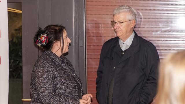 Elisabeth Heidinger (Dirketorin Carl Lampert Forum) mit Bischofsvikar Rudl Bischof | Foto: Richard Sonderegger