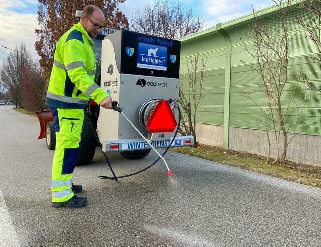 Solestreuung wirkt auch bereits vor dem Auftreten von Glatteis und wird in Wr. Neudorf jetzt auch auf Geh- und Radwege ausgeweitet. | Foto: MG Wr. Neudorf