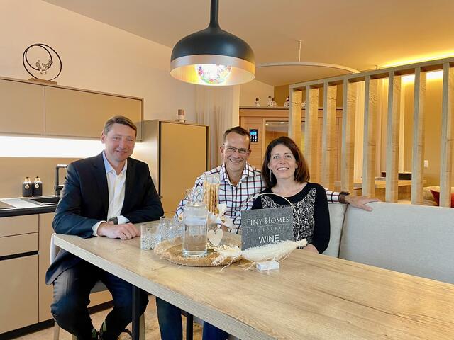 Michael Oberfeichtner (O.K. Energie Haus GmbH), Alexander und Sylvia Schwab (v.l.) haben mit den Finy Homes nicht nur ein einzigartiges Beherbergungskonzpet geschaffen sondern auch eine ideale Wohnlösung für Singles, Alleinstehende und ältere Menschen.  | Foto: Elisabeth Kloiber