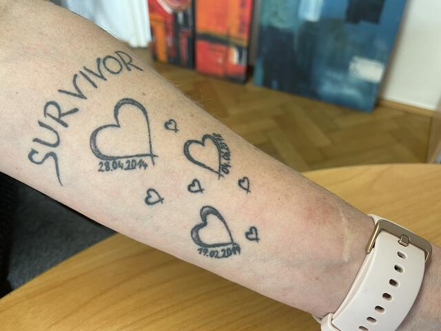 Petra S. trägt ihre "Lebenseinschnitte" auf der Hand. Das Tattoo wurde von ihrer Tochter gezeichnet. Die fünf kleinen Herzen symbolisieren Krankheit und Familie. Die drei großen Herzen erinnern an drei massive Einschnitte im Leben (Krebsdiagnose und zwei Operationen). | Foto: Waltraud Fischer