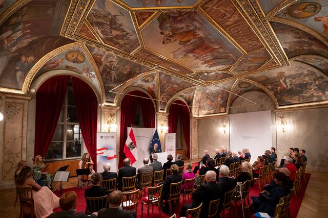 Foto: Johann Günther Bilder (alle ÖPG): Übergabe Preis, Mock-Saal im Ministerium, Der Vorstand der ÖPG, Polnische Musikerinnen mit dem Präsidenten