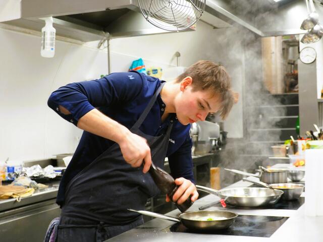 Auch bei den Trainingseinheiten im Gasthof Schäffer in Neuberg herrschte höchste Konzentration am Herd. Das Training hat sich gelohnt – Pink ist Staatsmeister im Kochen geworden. | Foto: Steininger