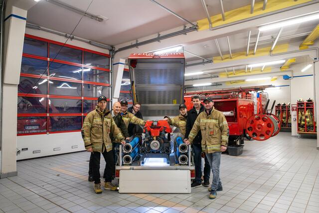 linke Seite: Stefan Pondorfer, Bürgermeister Hubert Stock, Alexander Weiss, Herwig Berkenhoff, Projektleiterstellvertreter der Salzburg AG
rechte Seite: Feuerwehrkommandant Daniel Lienbacher Projektleiter Hannes Badura  | Foto: VERBUND