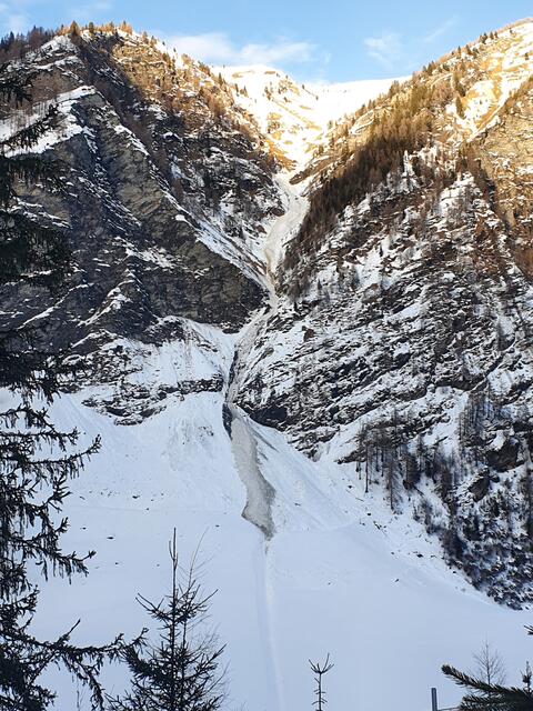 Nicht nur die Steine sind gefährlich, auch die Ultenlawine. Darum startet bald ein Verbauungsprojekt. | Foto: Gemeinde Vals/Johann Gatt