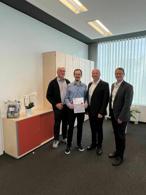 Obmann und Bezirkshauptmann Valentin Pühringer (2. v. r.), Leiter der Geschäftsstelle Gottfried Reiter (l.) und Referent Peter Pröll (r.) gratulieren Heimleiter Martin Reumüller zur Erlangung des Titels Master of Arts. | Foto: SHV