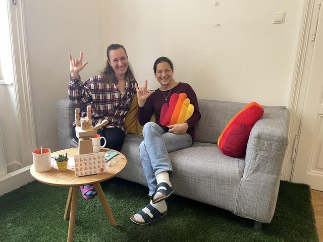 Rafaela Engl und Elizabeth Rotter-Sramenko machen gemeinsam mit Lingvano die Gebärdensprache einfacher zugänglich. | Foto: Laura Rieger