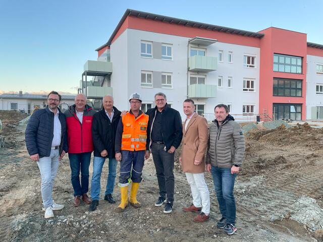 Baustellenbesichtigung: Das bestehende Pflegekompetenzzentrum in Olbendorf wird von derzeit 29 auf insgesamt 60 Betten mit einem dreistöckigen Neubau aufgestockt, der Altbestand wird saniert. | Foto: OSG