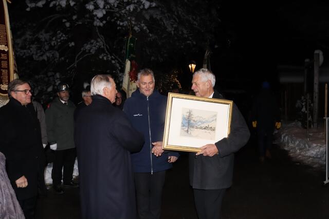 Ein Geschenk von Seiten der Gemeinde St. Anton am Arlberg, überreicht von Bgm. Helmut Mall und Vbgm. Jakob Klimmer.  | Foto: Elisabeth Zangerl 