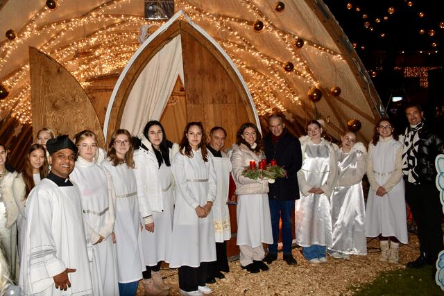 Bürgermeister Ferdinand Vouk (SPÖ), Geschäftsführer der Veldener Tourismus Gesellschaft Hannes Markowitz, Pfarrer Suresh Babu Meriga, Pfarrakolyth Manfred Brugger und die Veldener Advent-Engel verbreiten bis 23. Dezember Adventstimmung. | Foto: Veldener Tourismus GmbH