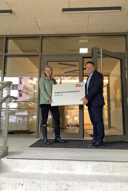 Stadträtin Elisabeth Mayr und IG-Geschäftsführer Franz Danler vor dem Kindergarten in der Au. | Foto: Clara-Sopie Bitter