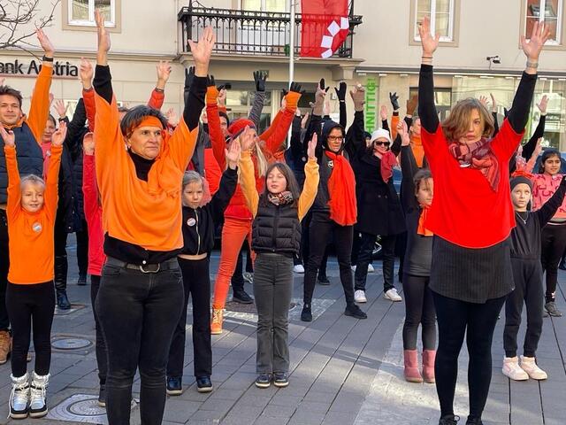 Im Rahmen der UN Women Kampagne wurde vom "Soroptimist Club Leibnitz &amp; Goldes" zum gemeinsamen Flashmob am Hauptplatz geladen. | Foto: Gady