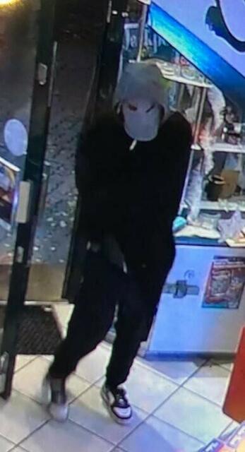 Das Gesicht des bislang Unbekannten war mit einer hellblauen Sturmmaske mit Sehschlitzen ohne Mundöffnung bedeckt.  | Foto: Landespolizeidirektion Salzburg