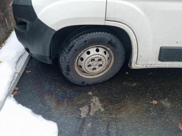 Eine große Öllache hatte sich unter dem Fahrzeug gebildet und musste entfernt werden. | Foto: Marco Reiter