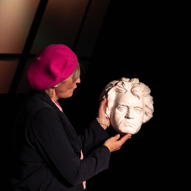 In dem Solo-Stück stellt sich die Rolle der Kiki philosophische Fragen wie: "Wer bin ich, wer sind die Anderen, wer sind wir alle zusammen?" | Foto: Peter Wohlfahrt