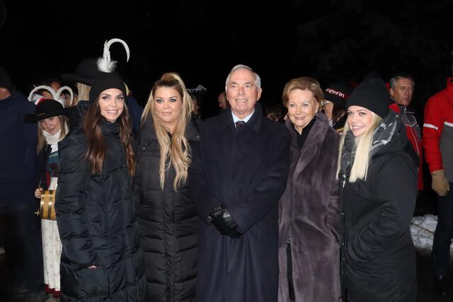 Karl Schranz im Kreise seiner Damen, von links: Die Töchter Anna und Christiane, Ehefrau Evelyn und Tochter Kathi.  | Foto: Elisabeth Zangerl 