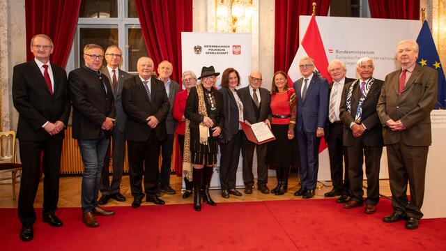 Foto: Johann Günther Bilder (alle ÖPG): Übergabe Preis, Mock-Saal im Ministerium, Der Vorstand der ÖPG, Polnische Musikerinnen mit dem Präsidenten