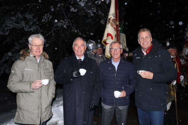 Der Schnanner Traube-Wirt und Mitglied des Aufsichtsrates des Tourismusverbandes St. Anton am Arlberg, Wolfgang Traxl mit dem Jubilaren Karl Schranz, dessen Bruder Helmut Schranz und TVB-Direktor Martin Ebster.  | Foto: Elisabeth Zangerl 