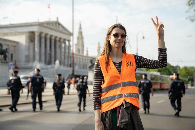 Martha Krumpeck setzt sich für den Klimaschutz ein. | Foto: Letzte Generation Österreich
