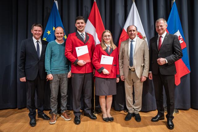 V.l.: Hermann Pumberger, Bernhard Auzinger, Michael Demelbauer, Eva Luger, Karl Geroldinger und Thomas Stelzer bei der Verleihung. | Foto: Land OÖ