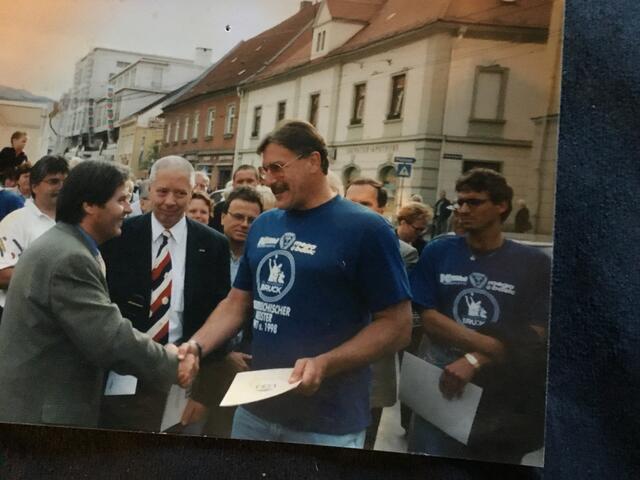Handballmeister 1998: Obmann Joe Horn nimmt die Gratulation vom damaligen Bürgermeister Bernd Rosenberger entgegen. | Foto: Archiv Josef Horn