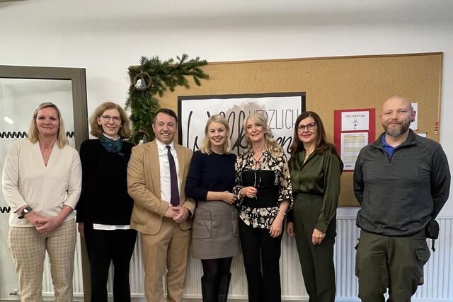 Die Freude im Kindergarten in der Au ist groß: Edith Wieser, Martina Zabernig (Amt für Kinder, Jugend und Generationen), IIG-Geschäftsführer Franz Danler, Stadträtin Elisabeth Mayr, Kindergarten-Leiterin Birgit Warger, Gemeinderätin Brigitte Berchtold und Schulwart Richard Mathoi. | Foto: Stadt Innsbruck/N. Mayr