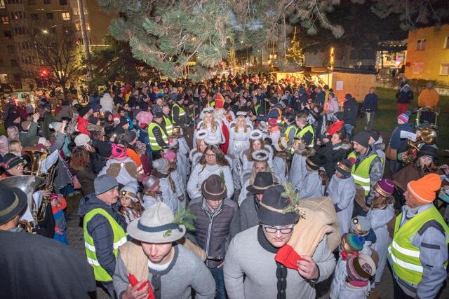 Nikolauseinzug im Olympischen Dorf. Heuer startet der Umzug am 3.12. um 16:30 vom DDr.-Alois-Lugger-Platz. | Foto: Kaufmann