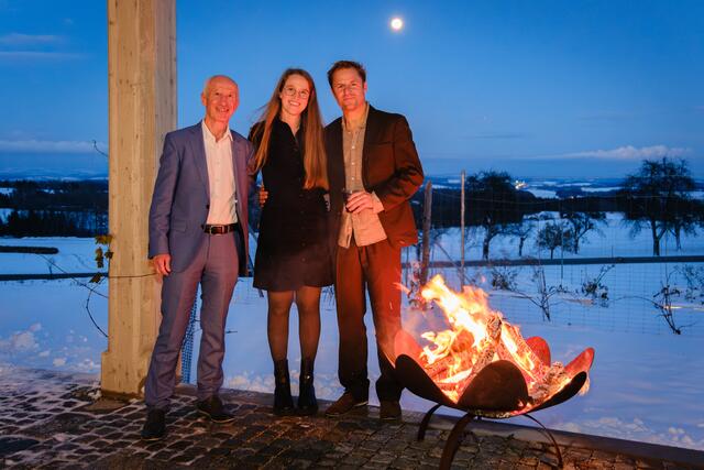 Philipp Hochmair (r.) mit Wolfgang Schachinger (l.) und Tochter Jana Schachinger (mitte). | Foto: Jakob Simharl