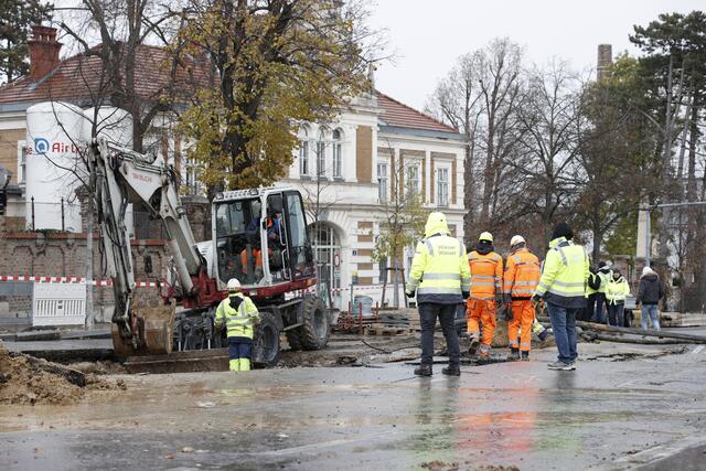 Das geplatzte Wasserrohr wurde mittlerweile repariert. Der Flötzersteig bleibt jedoch noch zwei bis drei Wochen gesperrt. | Foto: APA Picture Desk