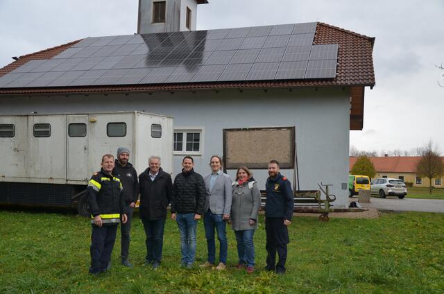 Kommandant Richard Kraus, Martin Mühlberger, Ing. Manfred Korntheuer, Bürgermeister Jür-gen Rummel, Vizebürgermeister Paul Mühlbauer, GR Barbara Doupovec und Kommandant-Stv. Christoph Gastecker freuen sich über die neue PV-Anlage. | Foto: Neulengbach