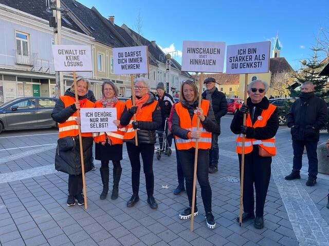 Die Botschaft gegen Gewalt an Frauen ist klar: Hinsehen. Handeln. | Foto: Gady