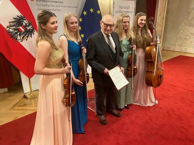 Foto: Johann Günther Bilder (alle ÖPG): Übergabe Preis, Mock-Saal im Ministerium, Der Vorstand der ÖPG, Polnische Musikerinnen mit dem Präsidenten
