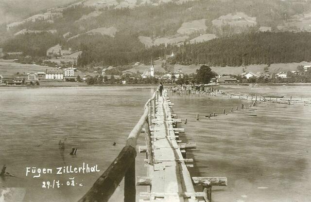 Dieses Bild stammt aus dem Jahr 1908 und zeigt eine Behelfsbrücke von Hart i. Z. nach Fügen. Wer genau hinschaut kann sogar einen Fußgänger entdecken.  | Foto: Archiv Land Tirol/Sachgebiet Hydrographie und Hydrologie