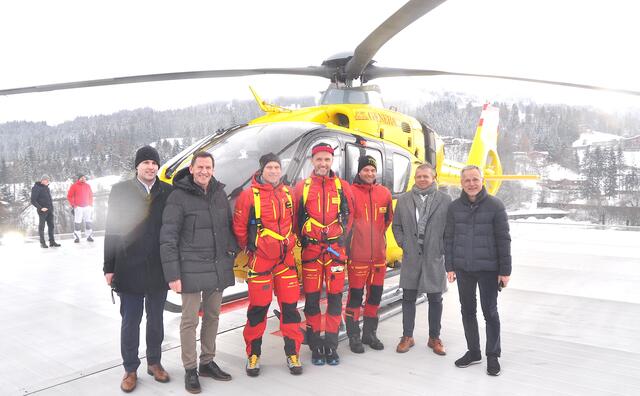 C4-Crew mit BKH-Vertretern nach geglücktem Probleflug und Landung am neuen Heli-Landeplatz. | Foto: Kogler