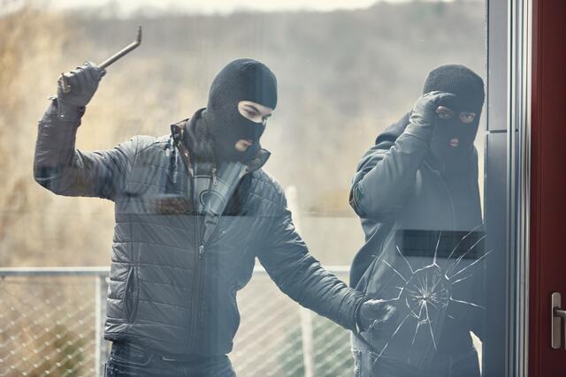 Im Inneren des Wohnhauses wurden sämtliche Räumlichkeiten durchsucht und durchwühlt. (Symbolfoto) | Foto: stock.adobe.com/at/Robert Kneschke