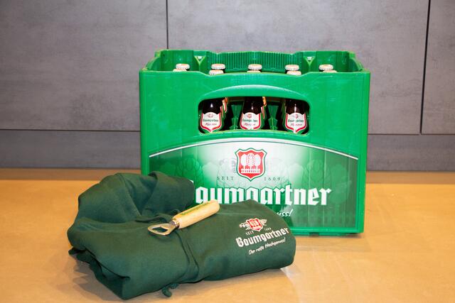 Einer der Preis: Eine Kiste Bier nach Wahl samt Flaschenöffner und Hoodie. | Foto: Brauerei Baumgartner