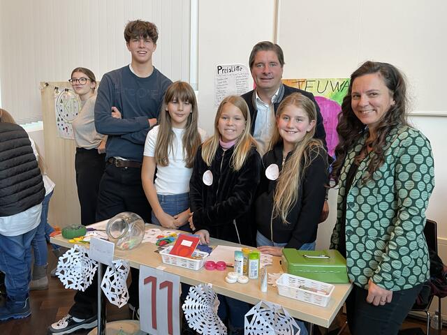 GR Andrea Watzl, Peter Seiwald, HAK-Schüler, Jung-Unternehmerinnen. | Foto: Kogler
